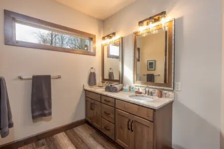 Hilton Hideaway Master bedroom en suite bathroom