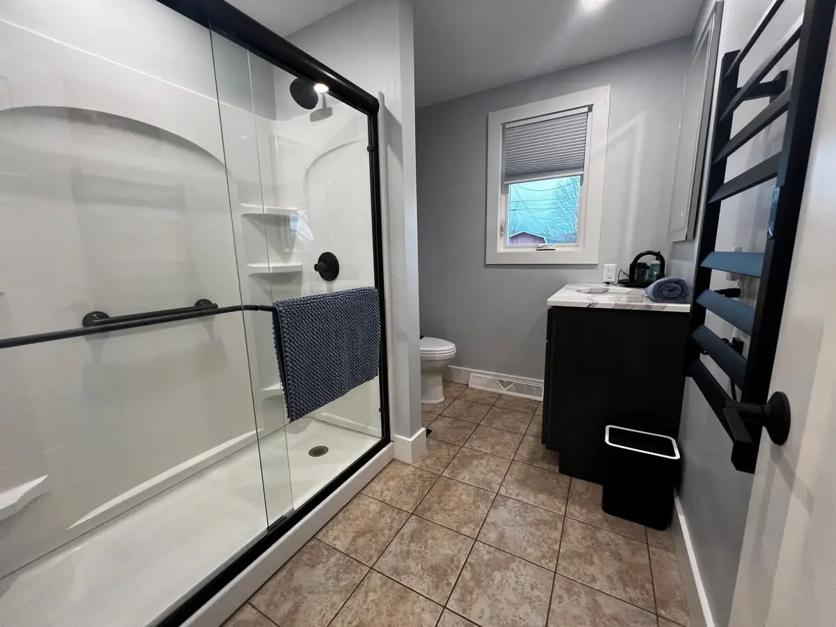 30 something New Philadelphia bathroom