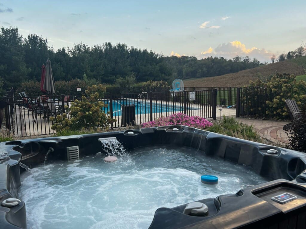 Liberty Hill Lodge Hot tub and pool