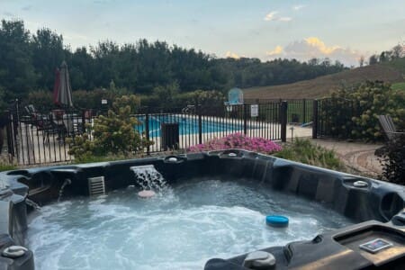 Liberty Hill Lodge Hot tub and pool