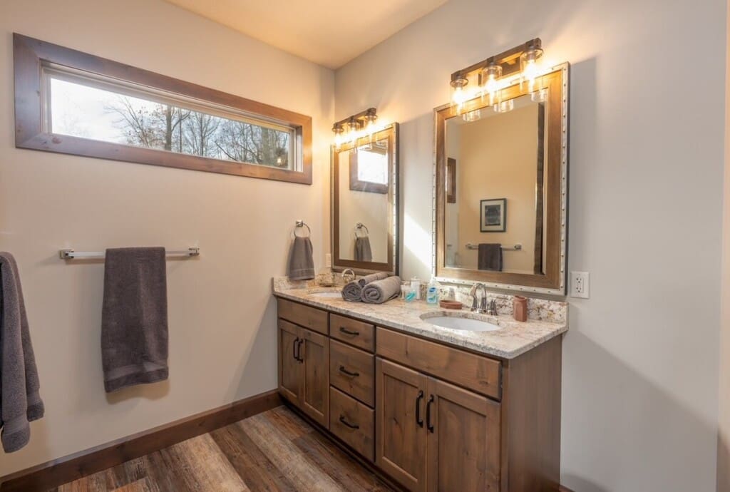 Hilton Hideaway Master bedroom en suite bathroom