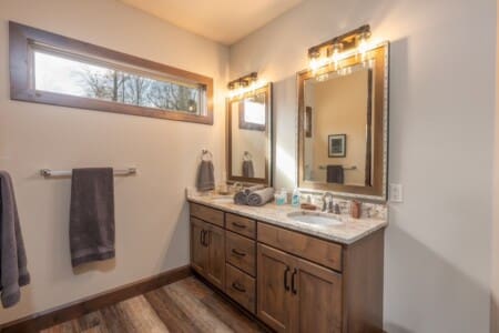Hilton Hideaway Master bedroom en suite bathroom