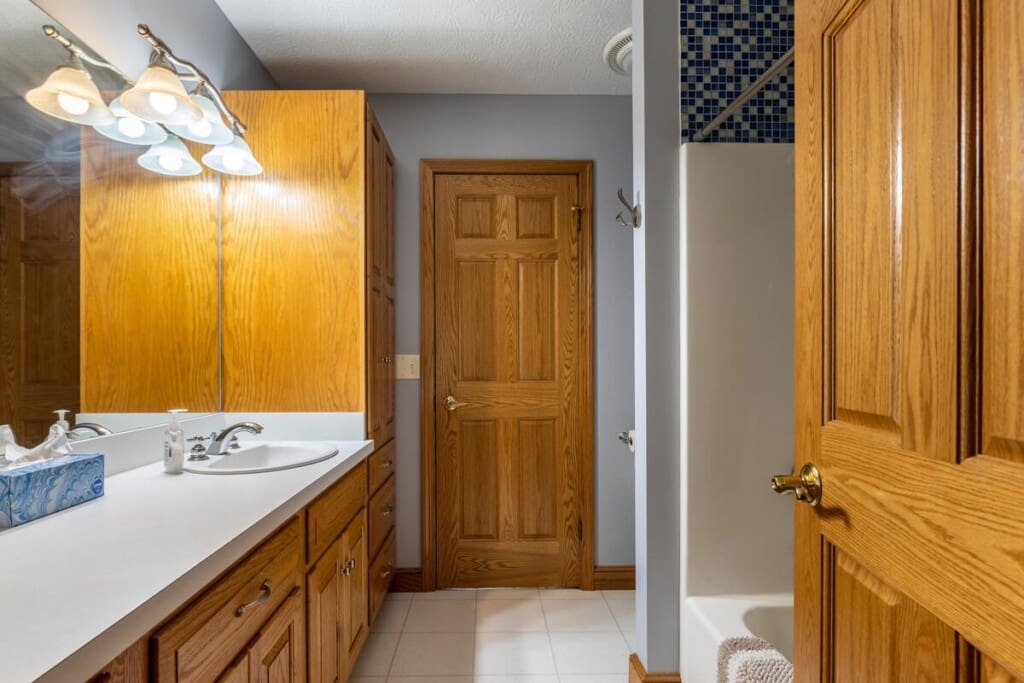 Liberty Hill Lodge 2nd floor bathroom
