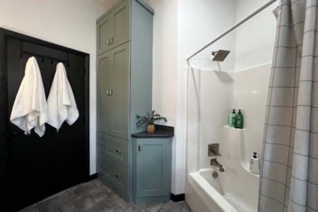 Millhart Lodge Full bathroom