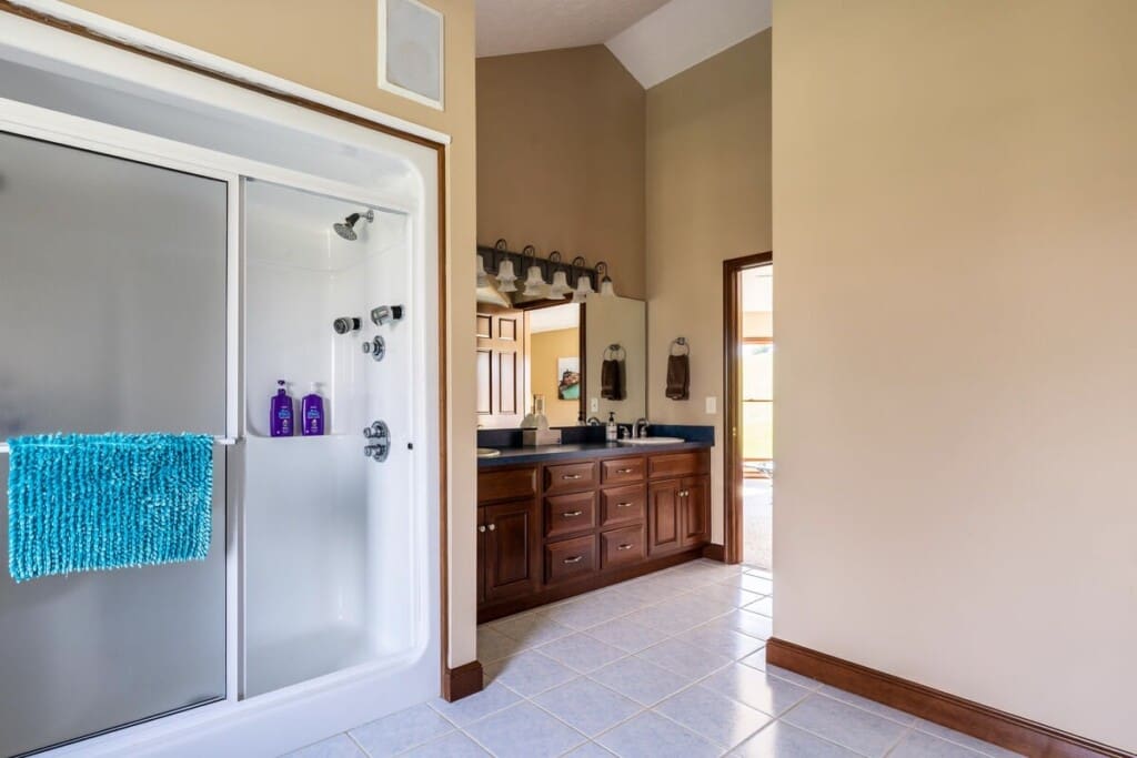 Liberty Hill Lodge Master Suite Bathroom