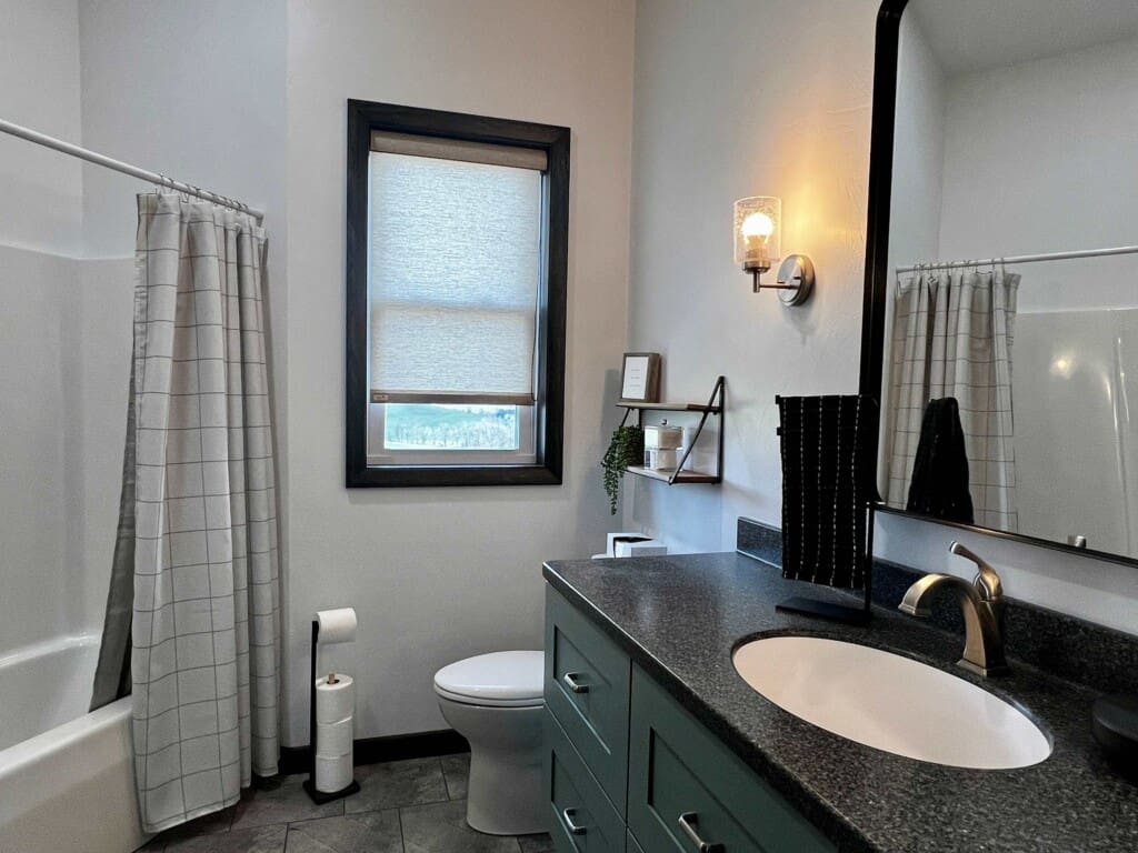Millhart Lodge Full bathroom