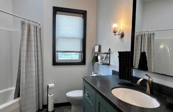 Millhart Lodge Full bathroom